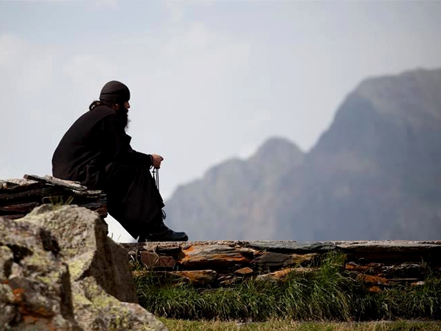 Ο μοναχός που προσευχόταν με λυγμούς στο Άγιον Όρος (Βίντεο)