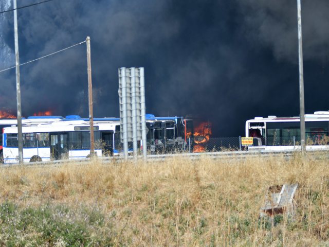 Καίγονται λεωφορεία από την φωτιά κοντά στον Πλατύκαμπο