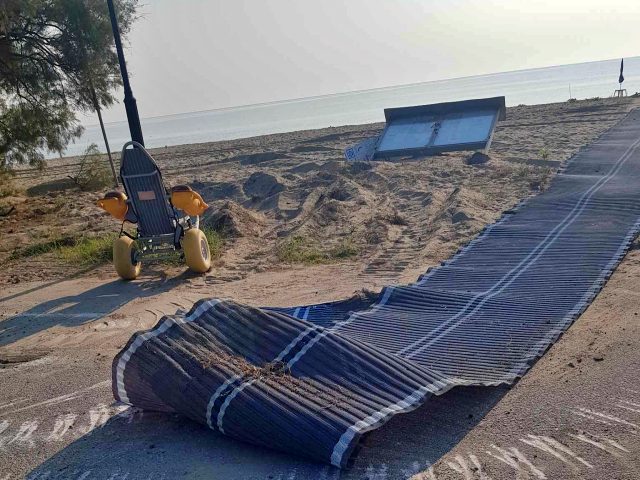Ο δήμος Τεμπών για τους βανδαλισμούς στην παραλία Μεσαγγάλων