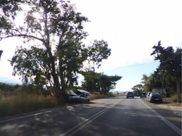 Έκτακτο: Αυτοκίνητο «καρφώθηκε» σε δέντρο στο δρόμο Λάρισας – Τυρνάβου