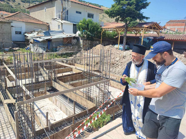 Δαμάσι: Αγιασμός θεμελίων στο πρώτο σπίτι που ανεγείρεται μετά το σεισμό της 3ης Μαρτίου
