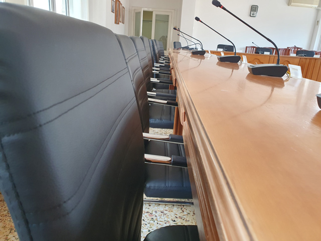 Νέες καρέκλες στο Δημοτικό Συμβούλιο Τυρνάβου