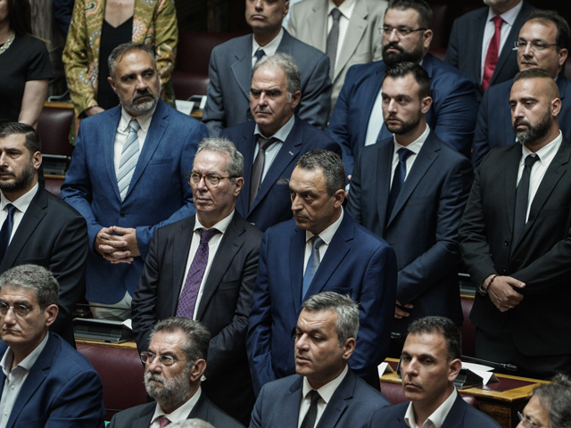 «Ανταρσία» στους Σπαρτιάτες – Εννέα βουλευτές τάσσονται υπέρ Κασιδιάρη – Στίγκας: Το κόμμα το διοικώ εγώ
