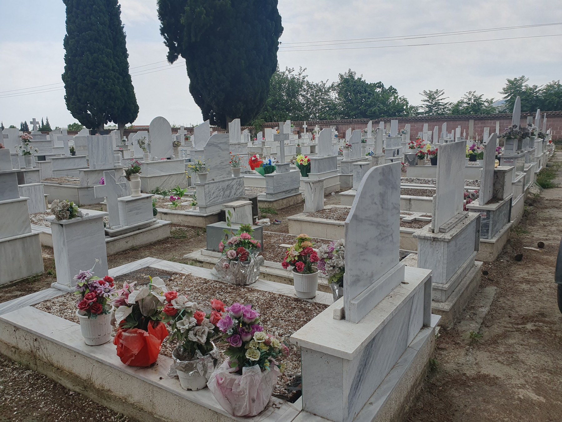 Καθυστερήσεις σε κηδείες λόγω έλλειψης χώρου στο νεκροταφείο Τυρνάβου