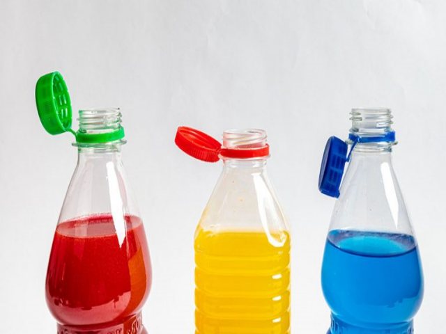 Nέος κανονισμός με τα «κολλημένα» καπάκια πάνω στα μπουκάλια