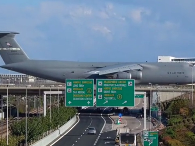 Ένα τεράστιο αμερικανικό μεταγωγικό αεροσκάφος στη ειδική γέφυρα του αεροδρομίου Ελευθέριος Βενιζέλος (βίντεο)