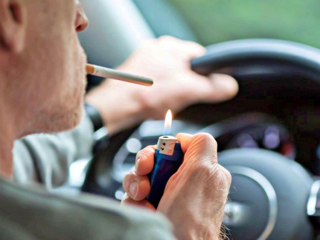 Ασυνείδητοι οδηγοί πετούν τα τσιγάρα από το παράθυρο του αυτοκινήτου