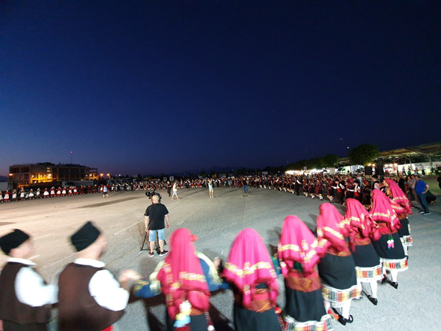 800 χορευτές σε εντυπωσιακό χορό στο Αντάμωμα των Συλλόγων της Ανατολικής Ρωμυλίας