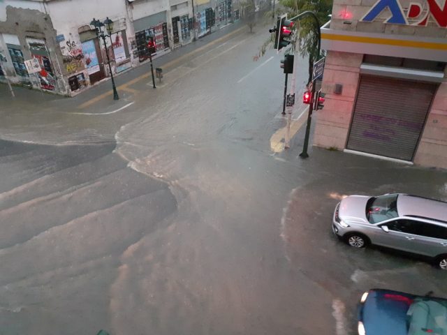 Ξεκίνησαν τα πλημμυρικά φαινόμενα στο Βόλο