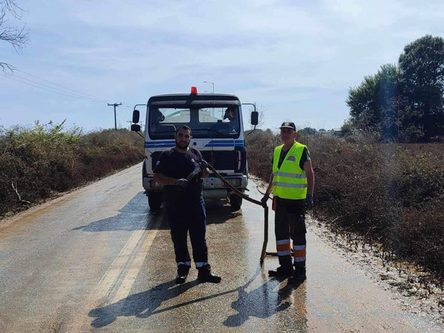 Δήμος Τυρνάβου: Εργασίες καθαρισμού του οδοστρώματος στο δρόμο Αμπελώνα – Ροδιά