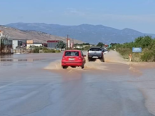 Έκλεισε ο αυτοκινητόδρομος ΠΑΘΕ – προς Αθήνα και προς Θεσσαλονική – λόγω του όγκου των νερών