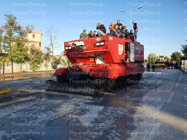 Με το θηριώδες πυροσβεστικό όχημα JUMBO TRACK MULTI η διέλευση του κοινού στην Γιάννουλη