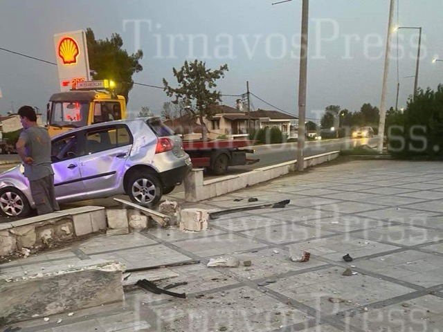 Αυτοκίνητο προσέκρουσε στην είσοδο του Τυρνάβου