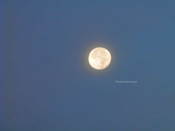 Το πανέμορφο φεγγάρι τις πρώτες πρωινές ώρες