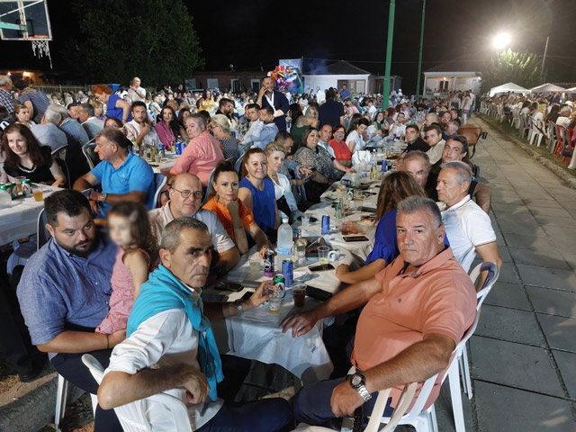 Ο Σάμερ Αθανάσιος Αμάρι με τους υποψηφίους του στην 8η Γιορτή Αχλαδιού στα Πλατανούλια