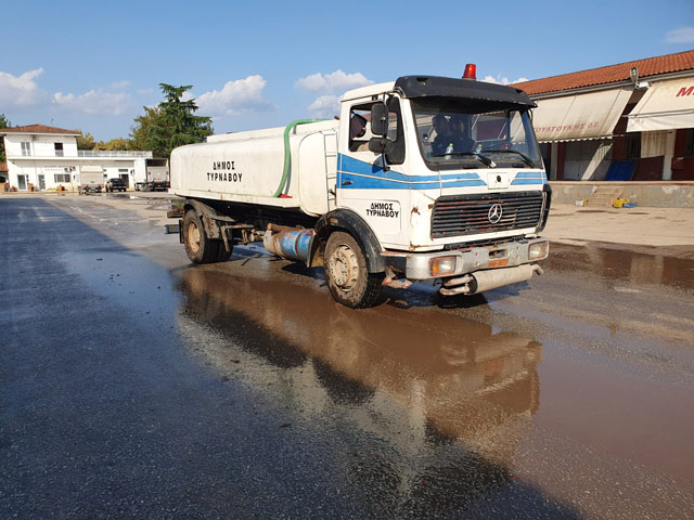 Η πολιτική προστασία του Δήμου Τυρνάβου έσπευσε για βοήθεια στην κεντρική λαχαναγορά Λάρισας