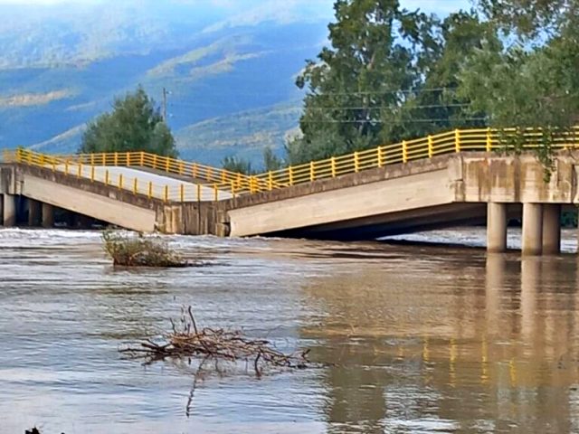 Κακοκαιρία «Daniel» στη Λάρισα: 11 χλμ. οδικού δικτύου, 14 γέφυρες, 30 τεχνικά έργα και 13 πλημμυρισμένα σχολεία!