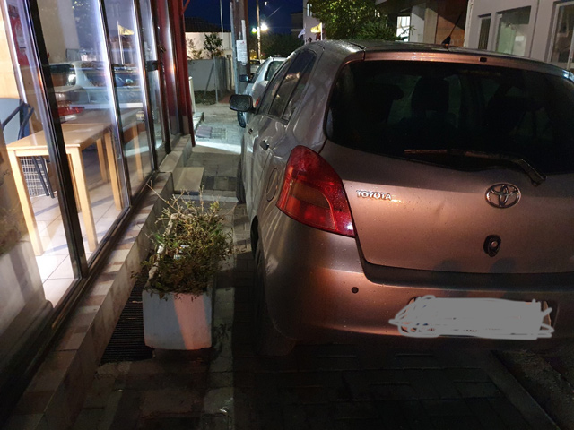 Πεζοδρόμια αδιάβατα στον Τύρναβο λόγω των παρκαρισμένων αυτοκινήτων