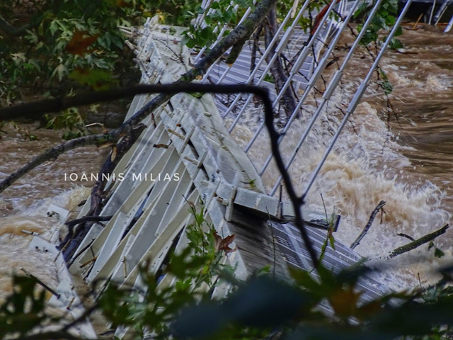 Νέες φωτογραφίες από την κατάρρευση της Κρεμαστής γέφυρας στην Αγία Παρασκευή Τεμπών