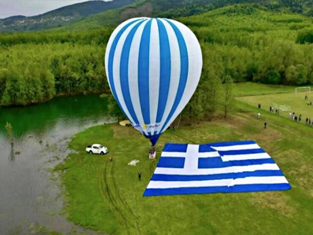 Αερόστατο αντιμετώπισε τεχνικό πρόβλημα και “έκατσε” στην επιφάνεια της λίμνης Πλαστήρα