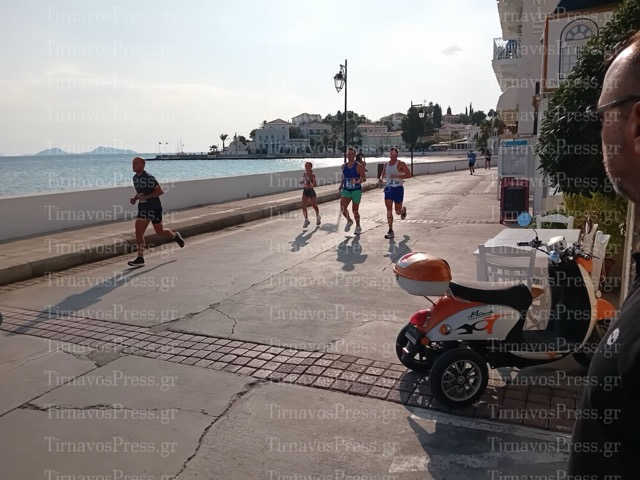 Τρέξανε δίπλα δίπλα ο πρόεδρος του ΣΥΡΙΖΑ Στέφανος Κασσελάκης με τον σύντροφο του στις Σπέτσες  mini marathon