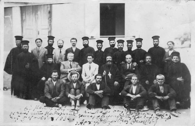 Οι μαθηταί της εν Λαρίσση Ιερατικής Σχολής φωτογραφηθέντες εν Τυρνάβω τη 5 Ιουνίου 1936
