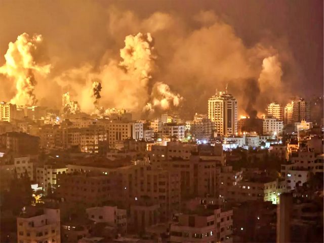 Γάζα: Ανελέητοι βομβαρδισμοί με χτυπήματα από στεριά, θάλασσα και αέρα