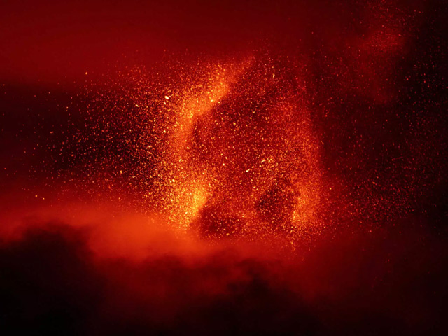 Βρυχάται το ηφαίστειο της Αίτνας – Εντυπωσιακές εικόνες