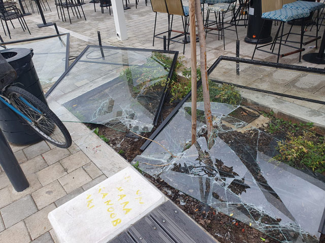 Δυνατός αέρας και βροχή στον Τύρναβο – Έπεσαν ομπρέλες και ανεμοφράκτες στην Κεντρική Πλατεία