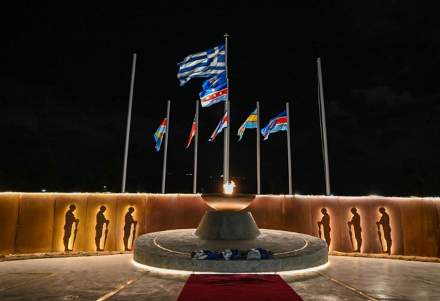 Εγκαινιάστηκε το Μνημείο των Αθανάτων του Έθνους: Άναψε η φλόγα για 121.692 πεσόντες