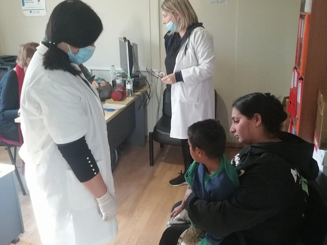 Εμβολιασμός παιδιών Ρομά στον Τύρναβο με το πρόγραμμα «Υγεία για όλους»