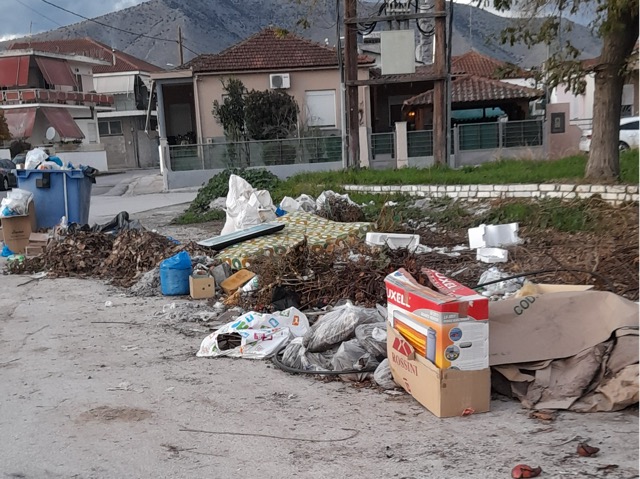 Καταγγελία: Σε σκουπιδότοπο έχουν μετατρέψει πολλά κεντρικά σημεία της πόλης μας