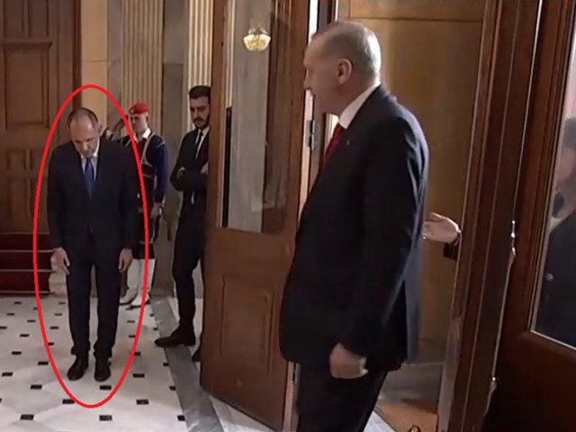 Το βλέπεις και σαν φάρσα. Ο υπουργός εξωτερικών υποκλίθηκε μπροστά στον Τούρκο Πρόεδρο;