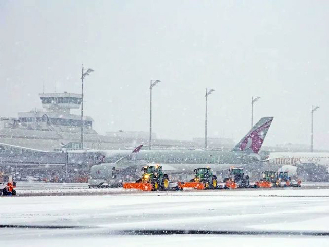 Μόναχο: Χιονοθύελλα «έθαψε» το αεροδρόμιο – Χιλιάδες εγκλωβισμένοι επιβάτες