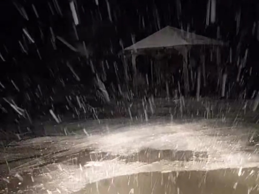 Έντονη χιονόπτωση στο Λουσφάκι – Ξεκίνησε και μέσα στον Τύρναβο
