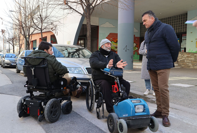 Διαδρομή με πολίτες ΑμεΑ στο κέντρο της πόλης πραγματοποίησε ο Δήμαρχος Λαρισαίων