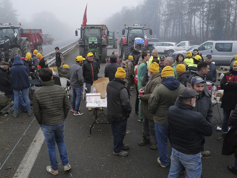 Αγρότες: Και οι Γάλλοι στους δρόμους – Η κυβέρνηση σχεδιάζει επιπλέον μέτρα στήριξης