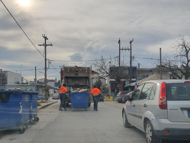 Οι εργαζόμενοι καθαριότητας του Δήμου Τυρνάβου δεν σταματούν ούτε στις μεγάλες αργίες