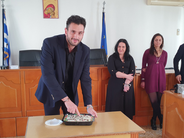 Κοπή πίτας για τους εργαζόμενους στο Δήμο Τυρνάβου – “Είστε η συνέχεια του Δήμου” είπε ο Δήμαρχος Στέλιος Τσικριτσής
