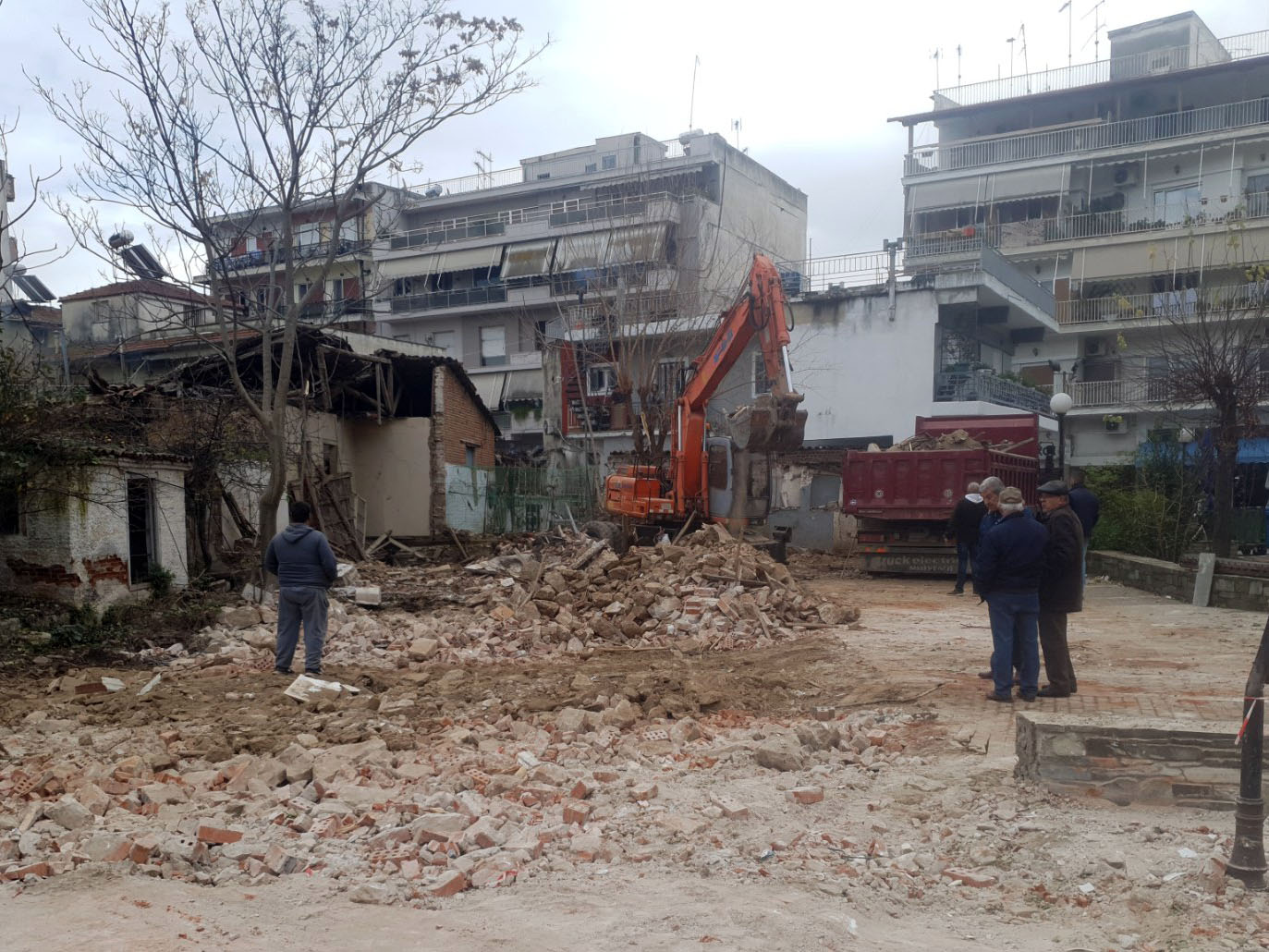 Κατεδάφιση επικίνδυνου κτιρίου στον Τύρναβο – Αποκλειστική δήλωση Δημάρχου Τυρνάβου