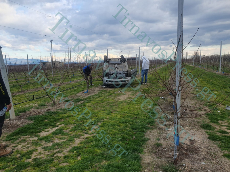 Αυτοκίνητο βρέθηκε στα χωράφια στον Τύρναβο – Η οδηγός εγκατέλειψε το όχημα