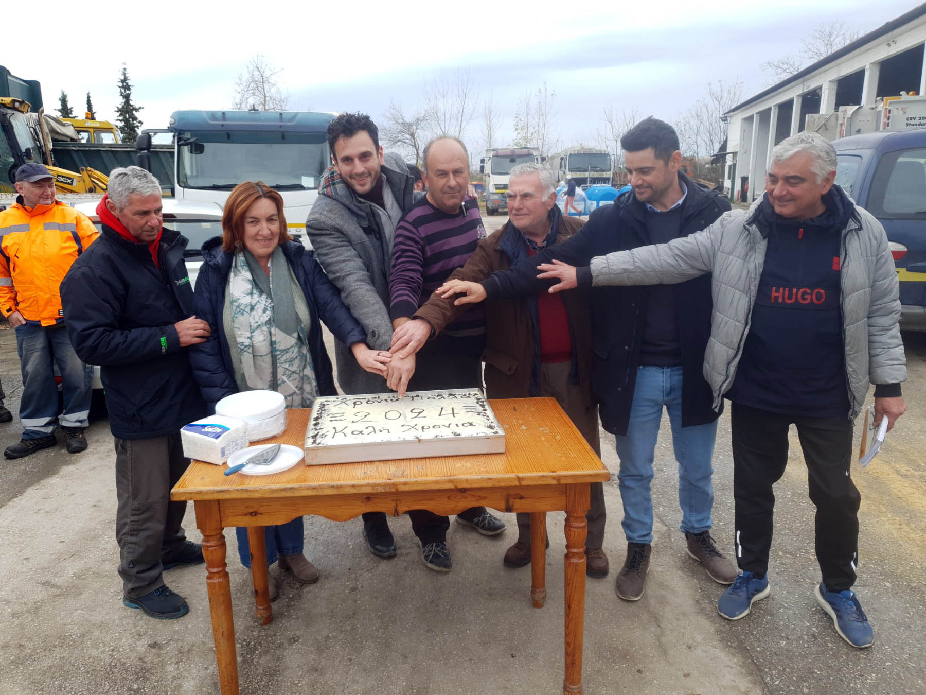 Έκοψαν την πίτα οι εργαζόμενοι στο Αμαξοστάσιο Δήμου Τυρνάβου (βίντεο)
