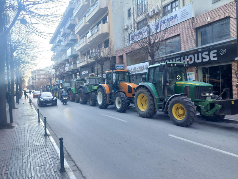 Τα τρακτέρ μπήκαν στο κέντρο της Λάρισας – Οι αγρότες σκληραίνουν την στάση τους