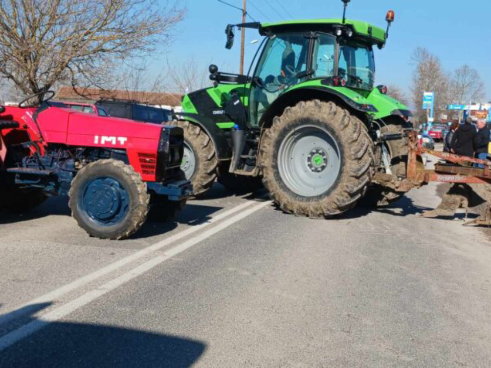 Αγρότες: Πορεία με τρακτέρ στο κέντρο της Λάρισας – Ευρεία σύσκεψη υπό τον πρωθυπουργό στο Μαξίμου