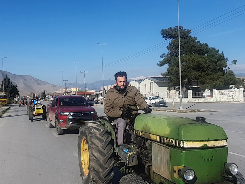 Ο Δήμαρχος Τυρνάβου στο τρακτέρ πρωτοστατεί στις κινητοποιήσεις των αγροτών