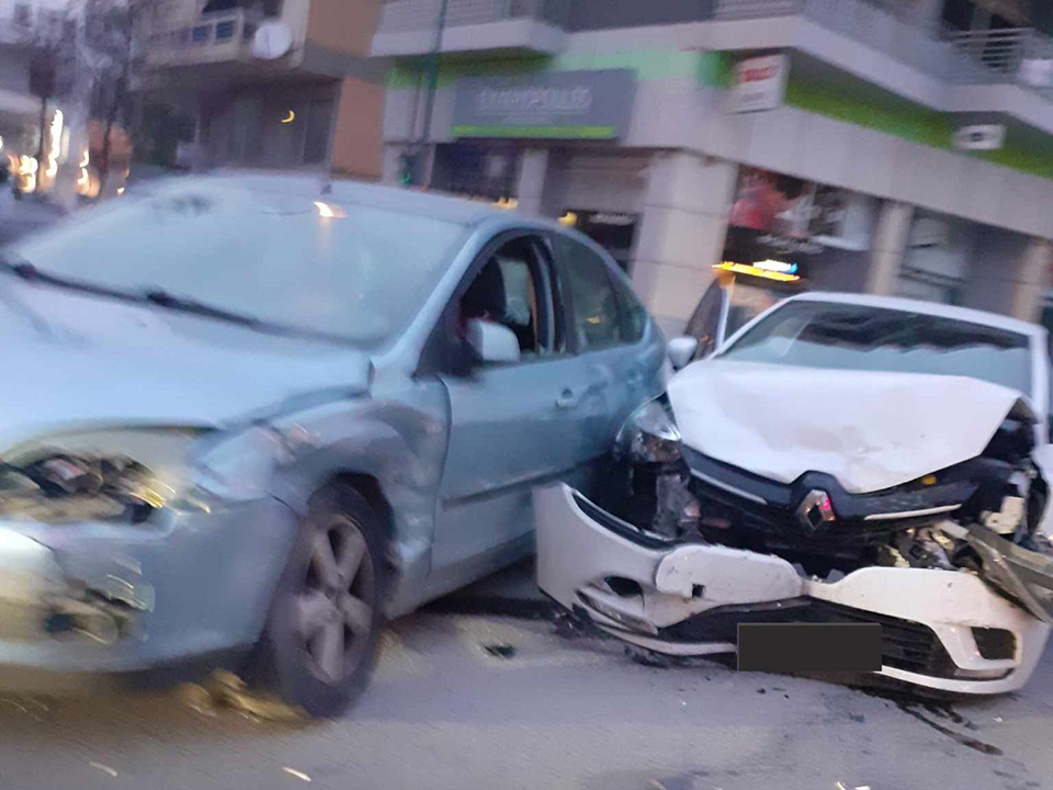 Σφοδρή σύγκρουση αυτοκινήτων στην Λάρισα – Μια γυναίκα τραυματίας