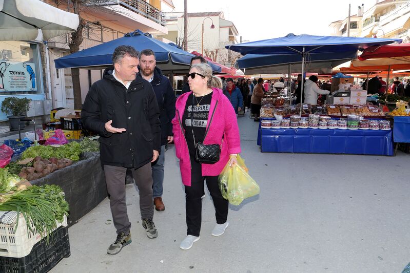 Στη λαϊκή αγορά της Νεάπολης ο Δήμαρχος Λαρισαίων