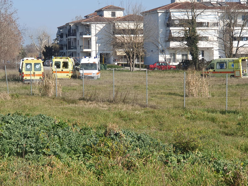 Ένα ”νεκροταφείο” ασθενοφόρων δίπλα στον περιφερειακό στην Λάρισα