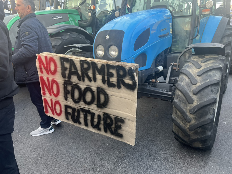 Σε εξέλιξη το συλλαλητήριο στην Βουλή: Πάνω από έξι χιλιάδες αγρότες – «Χωρίς εμάς τί θα φας;»