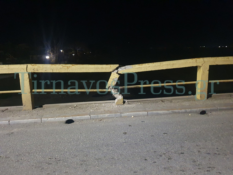 Τροχαίο ατύχημα στην Γέφυρα του Τυρνάβου – Το ένα ΙΧ κινδύνεψε να πέσει από την γέφυρα